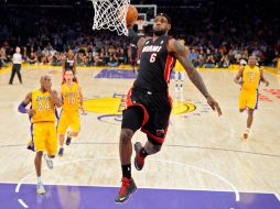 James continúa con su racha ganadora rumbo al bicampeonato del Heat. AP /