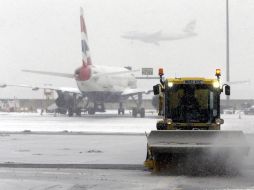 El aeropuerto londinense de Heathrow, el de mayor tráfico de Europa, ha cancelado 179 vuelos por las intensas nevadas. AP /