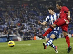 Giovani dos Santos (der) dispara sobre la marca de un defensa del Espanyol en el transcurso del partido. EFE /