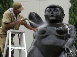 La limpieza se realizó en la Plaza Botero, que alberga las esculturas en la ciudad colombiana de Medellín. EFE /