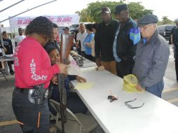Decenas de personas entregaron las armas que tenían en casa, sabiendo que las autoridades no harían preguntas sobre su procedencia. EFE /