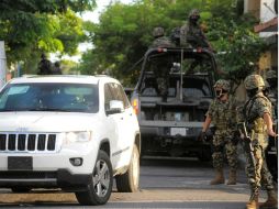 La vivienda donde se encontraron los cuerpos permanece vigilada por elementos del ejército mexicano. ARCHIVO /