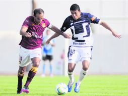 Duelo estudiantil. Juan Pablo Alfaro, de Tecos, disputa un balón con Julio Atilano, quien fue el autor del gol de los Pumas. MEXSPORT /