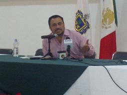 Adrián Salinas durante rueda de prensa donde arremetió contra Enrique Alfaro.  /