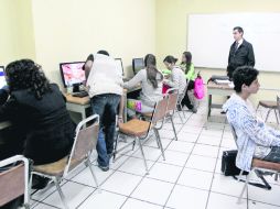 En las aulas. Los profesores que imparten clases en la Universidad América Latina están en constante preparación.  /