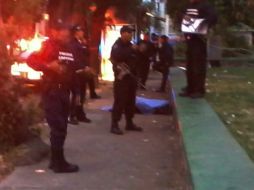 Agentes de la Procuraduría acudieron al lugar en el que murió la mujer para realizar las investigaciones correspondientes.  /