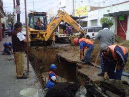 Trabajadores reparan la avería; se preveé que los trabajos finalicen a las 14:00 horas.  /