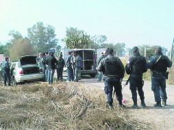 La Calerilla. Un hombre fue hallado con vida dentro de un auto, aunque su compañero murió en el sitio. ESPECIAL /