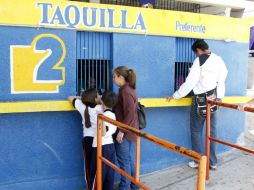 Taquillas del estadio Jalisco. El gasto de asistir al futbol en familia puede equivaler a varios días de salario. ARCHIVO /
