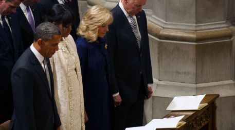 Barack Obama (i) reza en compañía de su esposa Michelle, el vicepresidente Joe Biden (d) y su mujer, Jill. AFP /