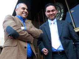 Jaime Díaz Brambila (i) y Víctor Sánchez (d), acudieron a la PGR delegación Jalisco.  /