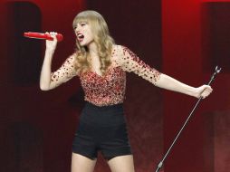 Además de su éxito como cantante, la vida sentimental de Swift ha inundado los medios. ARCHIVO /