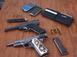 La policía confiscó una pistola calibre .22, una escuadra, cartuchos y efectos del sospechoso. ESPECIAL /