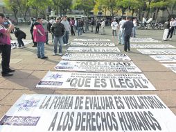 Consignas. Los manifestantes colocaron las pancartas con sus demandas sobre la plancha de la Plaza de la Liberación. EL INFORMADOR /