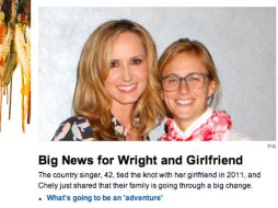 La cantante se unió a la directora de marketing de SonyMusic en 2011, tomado de @chelywright. ESPECIAL /