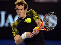 Andy Murray busca complicarle el juego al número 1 del mundo Novak Djokovic. AP /