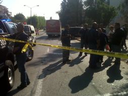 Agentes e la Procuraduría estatal y del Servicio Médico Forense acudieron a levantar el cuerpo.  /