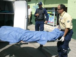 Agentes de la Procuraduría y personal del IJCF acudieron al lugar para investigar el caso. ARCHIVO /