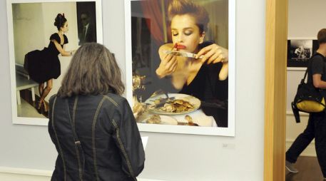 Aunque los principales encargos de Newton fueron de revistas de moda, su estilo no se ajustaba a la pose tradicional. ARCHIVO /