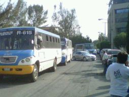 Esta mañana los transportistas bloquearon la calle Jesús García con 11 camiones. EL INFORMADOR /