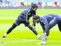 Aún se desconoce si Antonio Adán  (izquierda) seguirá en la portería del Real Madrid, o jugará el refuerzo Diego López (derecha). EFE /