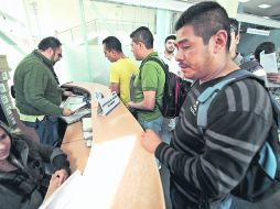 Denuncias. Uno de los elementos reprobados acude a la Procuraduría a presentar su denuncia. EL INFORMADOR /