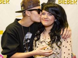 La fotografía fue captada en Miami en un reciente encuentro del cantante con sus seguidoras. IMAGEN TOMADA DE TWITTER  /