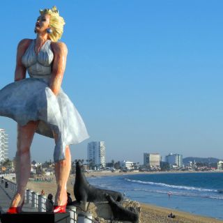 Personajes gigantes se instalan en Mazatlán