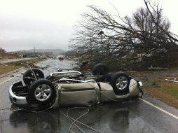 Las tormentas dejan cientos de autos volcados. AP /