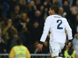Rafael Varane festeja el gol con el que el Real Madrid empata la ida ante el Barcelona. AP /