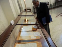 Una rara colección de cartas del ícono de la independencia india Mahatma Gandhi. AFP /