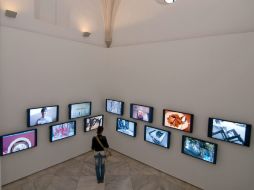 Una instalación integrada por doce pantallas de televisión muestra videocreaciones del artista chino. EFE /