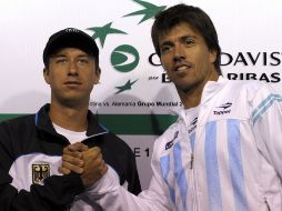 Berlocq (d) y Kohlschreiber (i) sacuden sus manos previo al duelo del viernes en Buenos Aires. AFP /