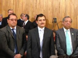 Tonatiuh Bravo Padilla (al centro), será el próximo rector de la UdeG en el periodo 2013 - 2019. ESPECIAL /