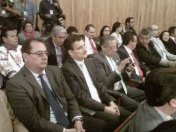 Tonatiuh Bravo Padilla (c) es el nuevo Rector de la Universidad de Guadalajara al conseguir 106 votos de los 182 emitidos.  /