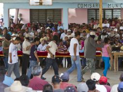 Los retenidos fueron mostrados a los pobladores en grupos de cinco. AP /