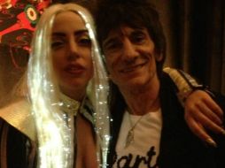 Con una peluca rubia y un gran escote, la cantante abraza a Ronnie. IMAGEN TOMADA DE TWITTER  /
