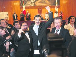 GANADOR. Tonatiuh Bravo alza la mano en señal de victoria, tras ser elegido el próximo rector de la UdeG. EL INFORMADOR /