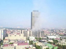ENTRE BRUMA. El humo generado por la explosión en instalaciones de la Torre de Pemex se veía a kilómetros de distancia. NTX /