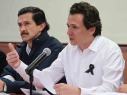 El director general de Pemex, Emilio Lozoya Austin (d) informa que suman 32 las personas fallecidas tras el incidente. REUTERS /