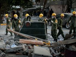 Continúan los trabajos para retirar el escombro en los edificios afectados por la explisión. XINHUA /