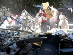 Rescatistas continúan labores en zona de explosión. NTX /