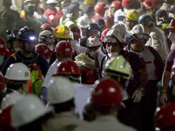 Más de 500 bomberos, soldados y socorristas cavaron entre los escombros para localizar víctimas. AP /