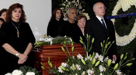 El rector de la UNAM, José Narro Robles, estuvo presente en la guardia de honor en el velorio del fallecido poeta y catedrático. NTX /
