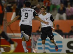 Omar Bravo (9) y Brizuela celebran el primer gol del Atlas en el partido. MEXSPORT /