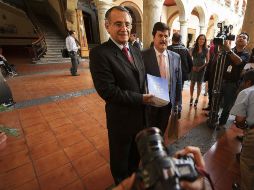 Víctor manuel González, al llevar el documento al Congreso. EL INFORMADOR /
