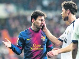 Xabi Alonso, del Madrid, limpia la cara de Lionel Messi, del Barcelona, durante el Clásico del miércoles pasado. REUTERS /