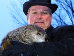 El presidente del ''Club de la Marmota'' sotiene a la famosa marmota ''Phil''. ARCHIVO /