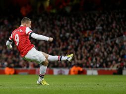 El delantero convierte el tanto a balón parado. AP /