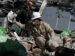 Las personas desaparecidas son buscadas entre los restos del edificio B2 de la Torre Pemex. AP /